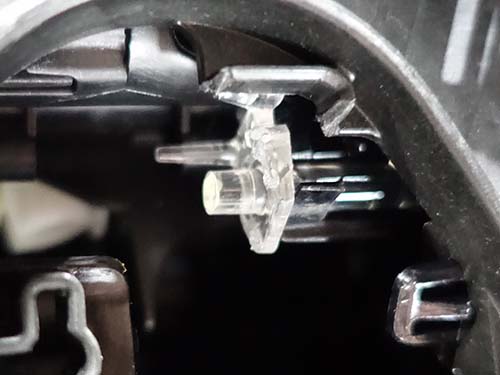 アクリル焼損部は研磨・切削によって整形