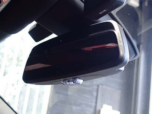 ルームミラー下部のLEDライトが点滅発光