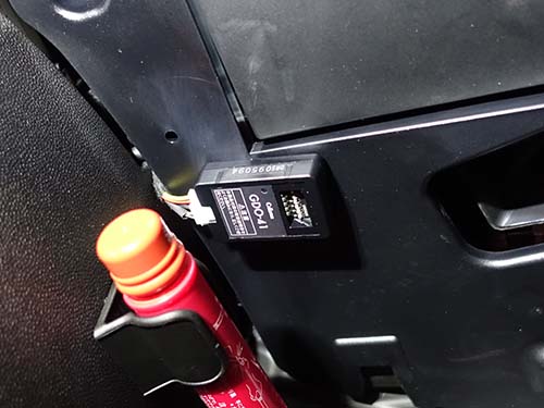 オプション品の駐車監視電源ユニットも同時に装着