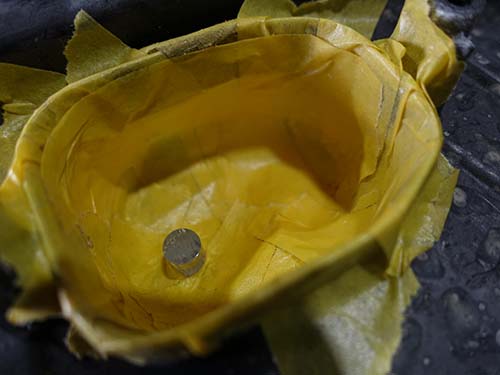 ヘッドライトのアクリル焼損部分を丁寧に削り落とし、研磨によって導光面を滑らかに再生