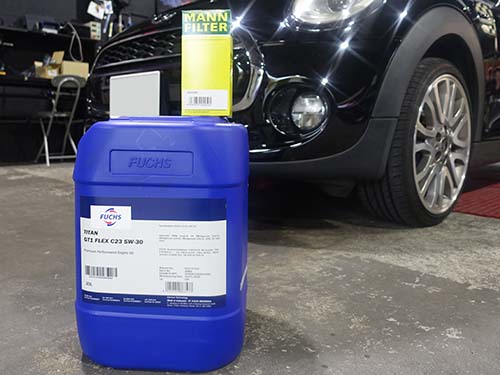 MINI F55 エンジンオイル交換作業