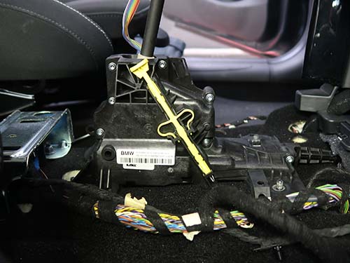 センターコンソールや内装パネルを取り外してスイッチボックスにアクセス