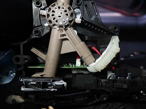 センターコンソールや内装パネルを取り外してスイッチボックスにアクセス