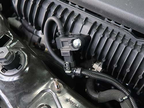 水温センサーとブーストセンサーをそれぞれエンジンルーム内に設置