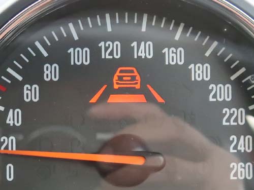 前方車両をKAFASカメラが検知すると車両アイコンが表示