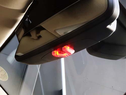 ルームミラー下の純正LEDを活かして点滅発光させる