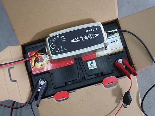CTEK製バッテリーチャージャーを使用して新品バッテリーを満充電状態まで仕上げ