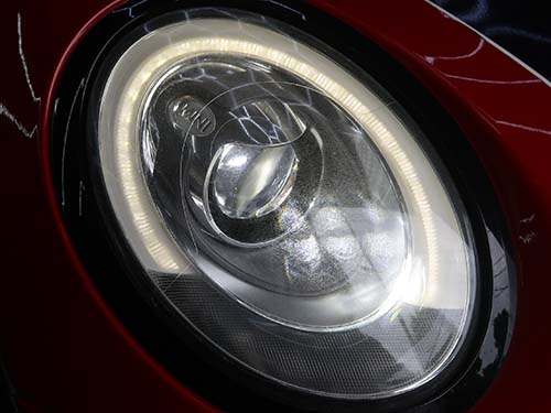 ヘッドライト表面のレンズに黄ばみやクラックが発生