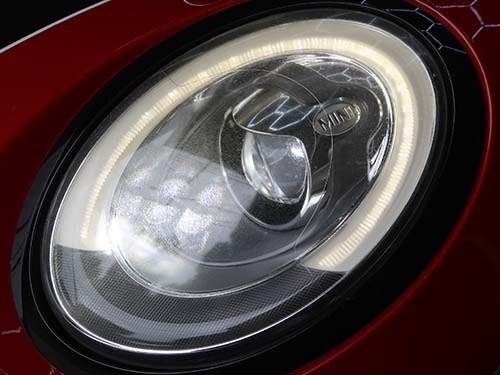 ヘッドライト表面のレンズに黄ばみやクラックが発生