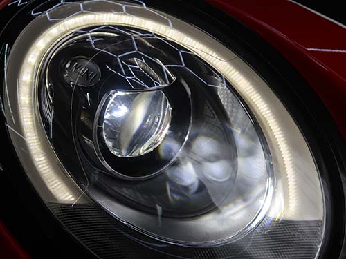 紫外線や飛び石、経年劣化による再黄ばみを防ぎ、透明度を長期間キープ