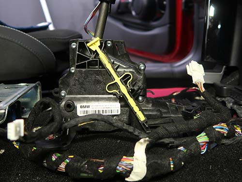 作業は内装パネルを分解