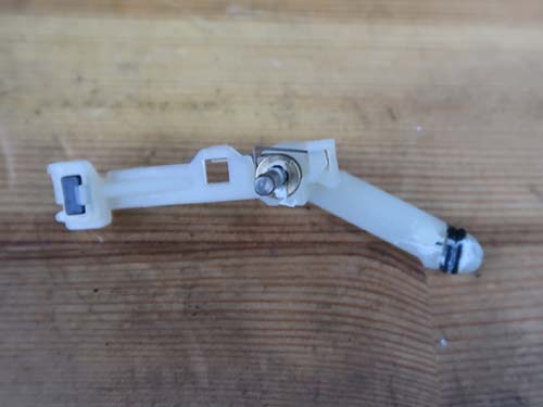 内部の金属バネが金属疲労で破損している