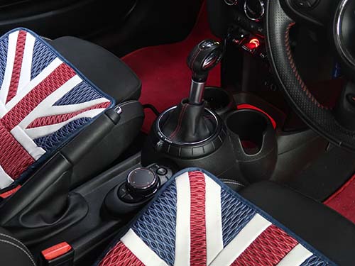 作業は内装パネルを分解