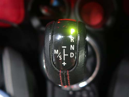 シフトレバーが機械的にはPレンジに入っているのに、車両側が誤認識して警告を出