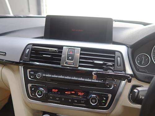 モニターが「NO SIGNAL」表示とブラックアウトを繰り返すというトラブル