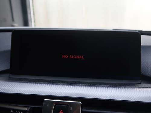 モニターが「NO SIGNAL」表示とブラックアウトを繰り返すというトラブル