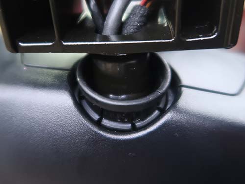 ミラー固定部のツメが折れており固定リングが外れてしまっている状態