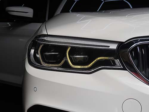 運転席側ヘッドライトでは2つのデイライトが変色