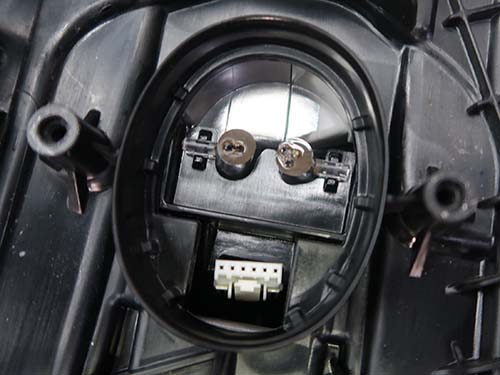 運転席側は外側が2灯、内側が3灯分のLED形状で焼け跡