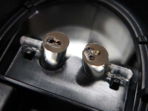 運転席側は外側が2灯、内側が3灯分のLED形状で焼け跡