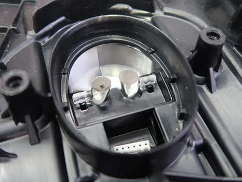 助手席側は1灯分のLED形状で焼け跡