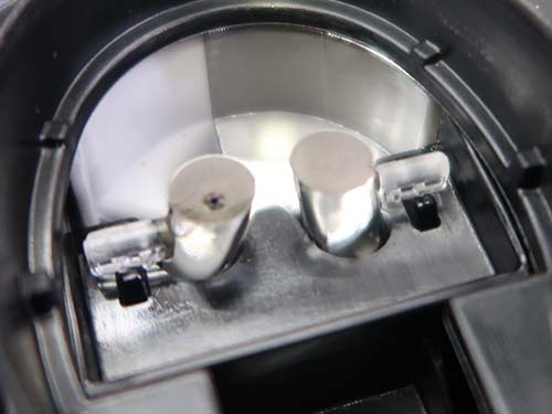 助手席側は1灯分のLED形状で焼け跡