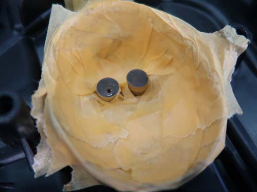 変色したアクリルを慎重に削り落としてリペア