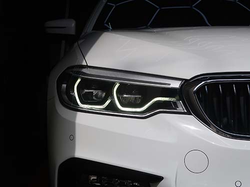 左右ともに均一で鮮やかなホワイト発光を取り戻しました