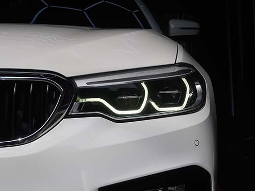 左右ともに均一で鮮やかなホワイト発光を取り戻しました