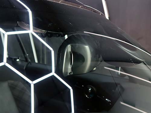 「ルームミラーがグラグラして固定できない」「下向きになってしまう」というご相談