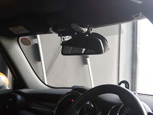 ミラーが走行中に落下したり、視界不良を招く危険性