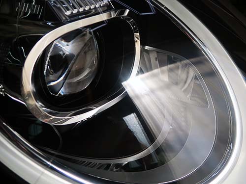 全てMINI純正パーツ構成で「LCIモデル用アダプティブLEDヘッドライト」を装着