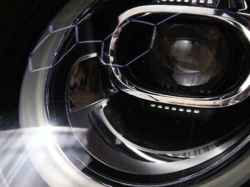 全てMINI純正パーツ構成で「LCIモデル用アダプティブLEDヘッドライト」を装着