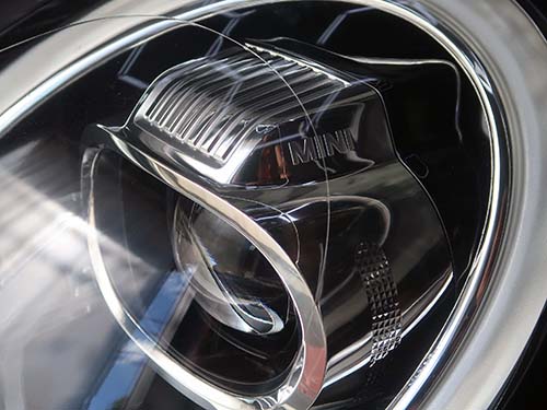 全てMINI純正パーツ構成で「LCIモデル用アダプティブLEDヘッドライト」を装着