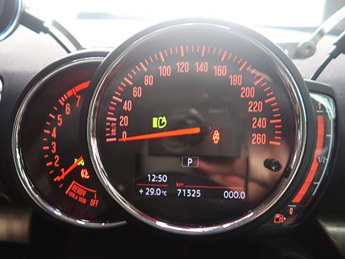 単なるON/OFF制御ではなく、「左右独立制御のマトリクスハイビーム」