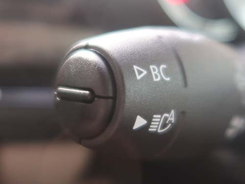 単なるON/OFF制御ではなく、「左右独立制御のマトリクスハイビーム」