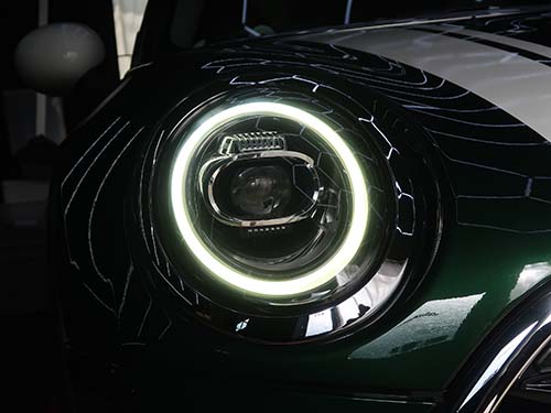 リング状にデイライト発光＋ウインカー発光へ変化