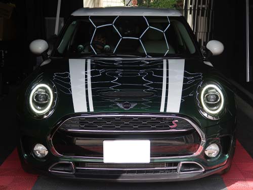 リング状にデイライト発光＋ウインカー発光へ変化