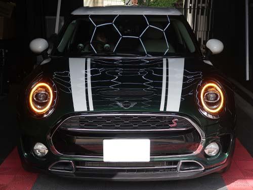 リング状にデイライト発光＋ウインカー発光へ変化