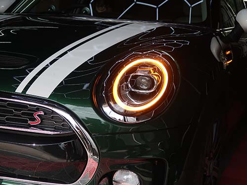 リング状にデイライト発光＋ウインカー発光へ変化