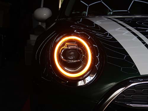 リング状にデイライト発光＋ウインカー発光へ変化