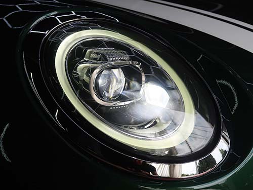 コーナーリングライトがステアリング操作やウインカー操作に連動して点灯