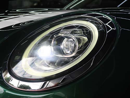 コーナーリングライトがステアリング操作やウインカー操作に連動して点灯