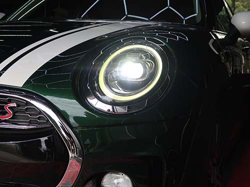 単なるON/OFF制御ではなく、「左右独立制御のマトリクスハイビーム」