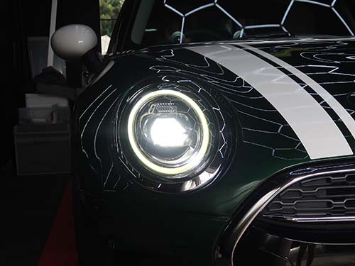 単なるON/OFF制御ではなく、「左右独立制御のマトリクスハイビーム」