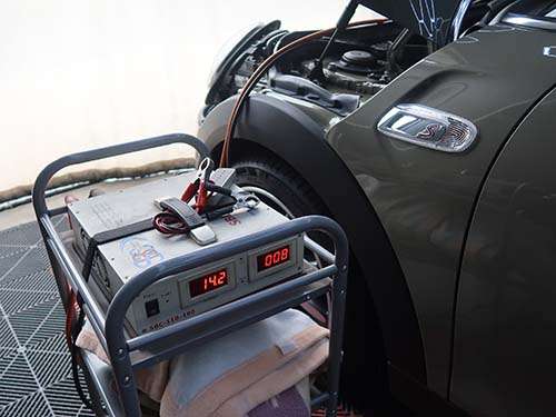 プログラミング作業時は安定化電源を使用し、車両に一定の電圧を供給した状態で実施