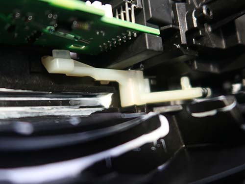 センターコンソールを取り外してギアセレクターユニットを露出