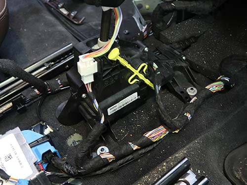 センターコンソールを取り外してギアセレクターユニットを露出