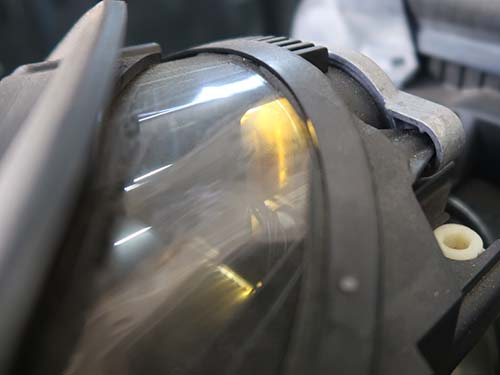 ボンネットを開けてヘッドライトの内部を観察