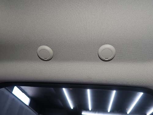 純正のアシストグリップ(ドア上部のグリップ)と交換して取り付ける構造